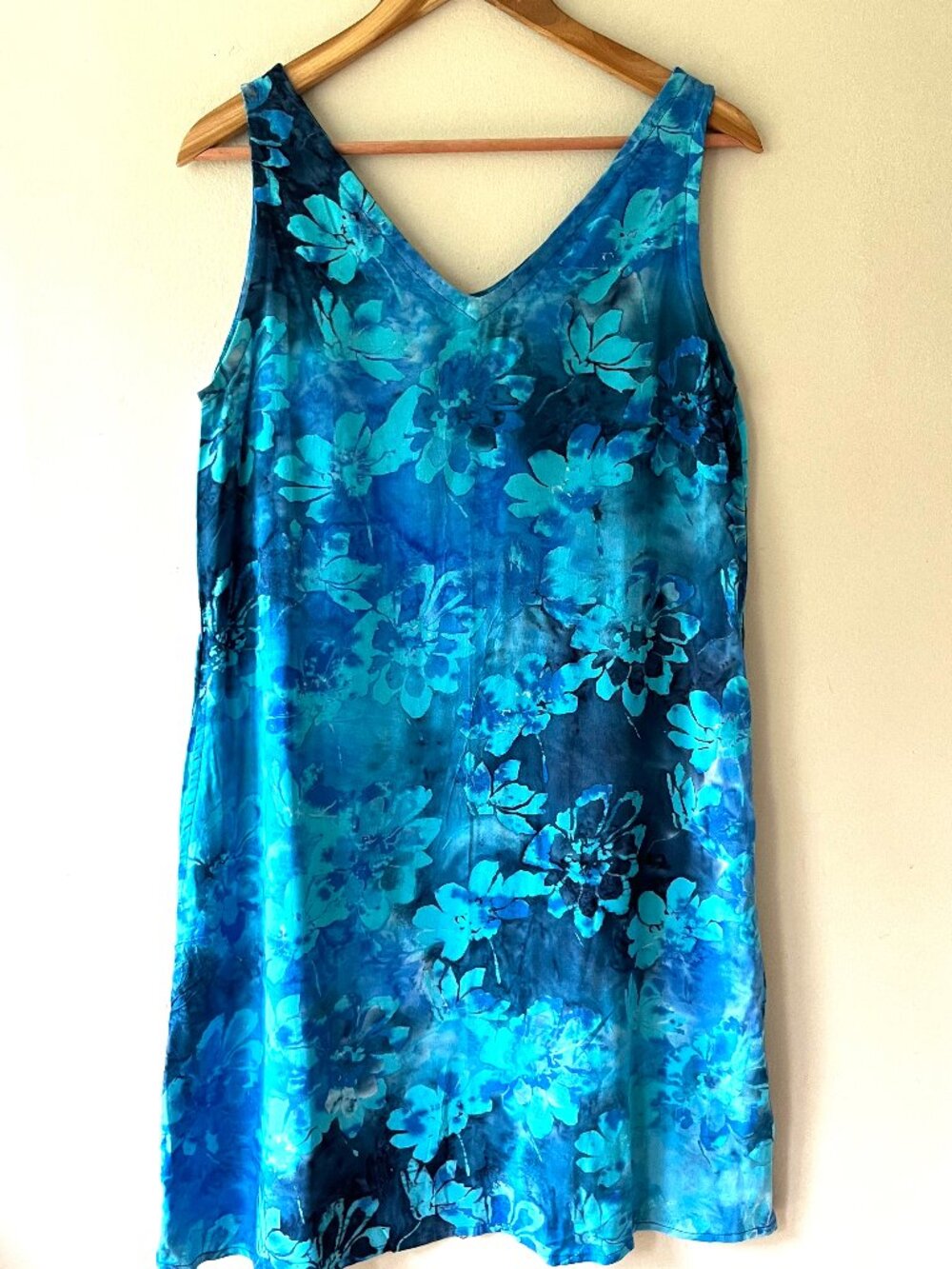Sz M Blue Tie Dye Floral Pullover V Neck Midi Tank Dress with pockets